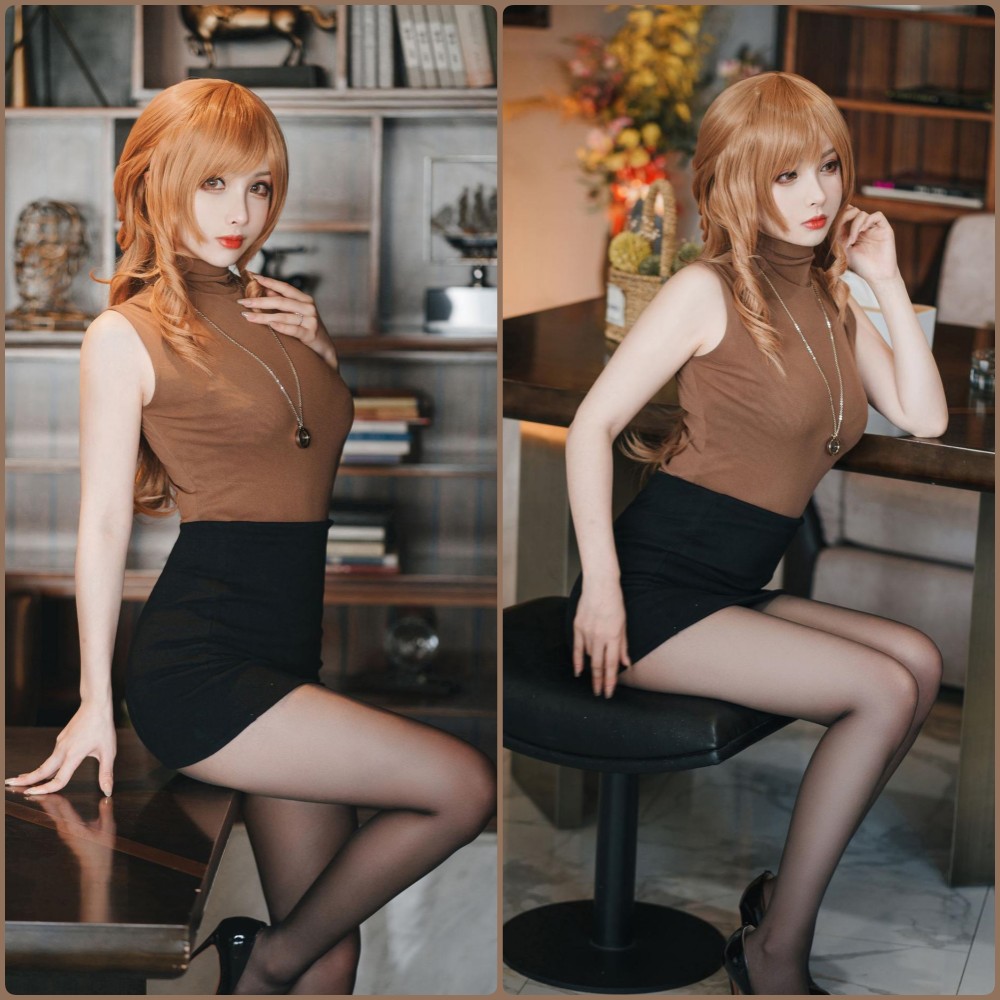 凉凉子身穿经典的深蓝色水手服JK制服，站在充满阳光的日系教室窗边，眼神清澈地回眸看向镜头，散发着清纯甜美的校园气息