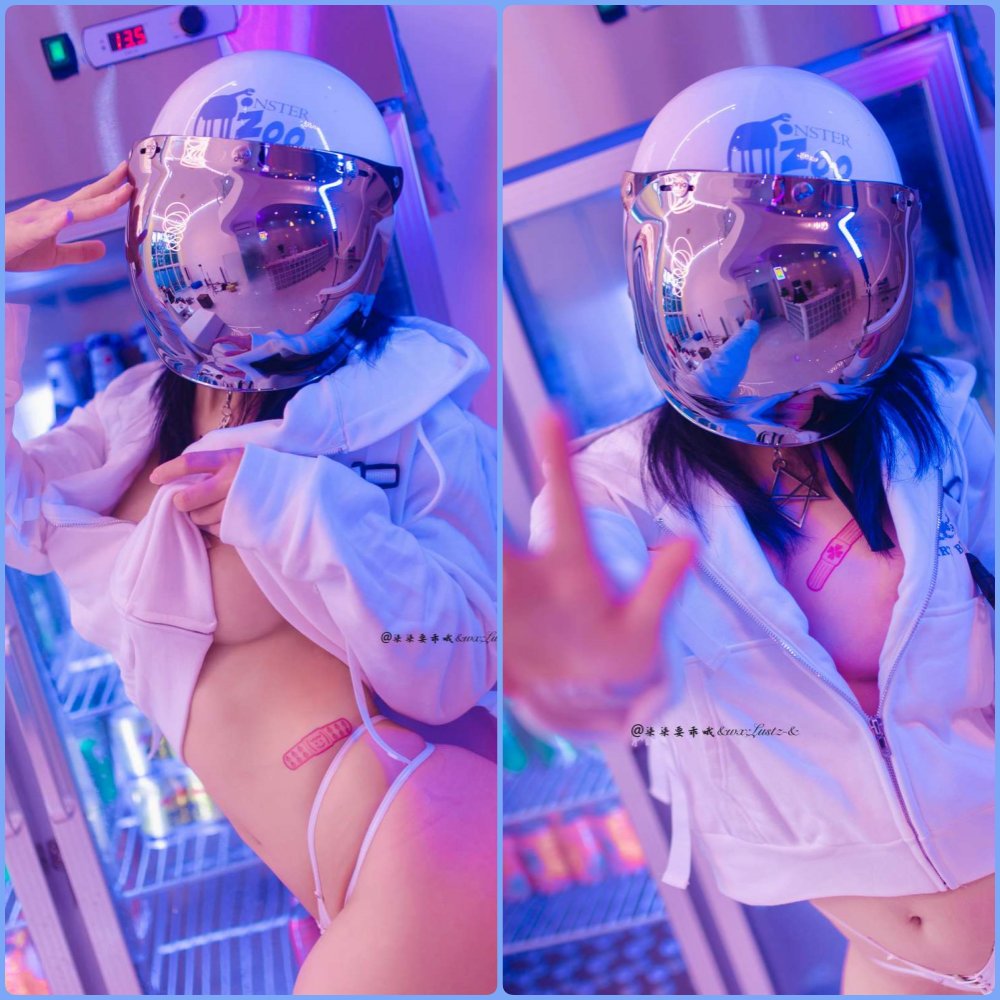 柒柒要乖哦身穿白色JK制服，在午后的阳光下回头微笑，眼神清澈动人，氛围感十足的高清写真壁纸。