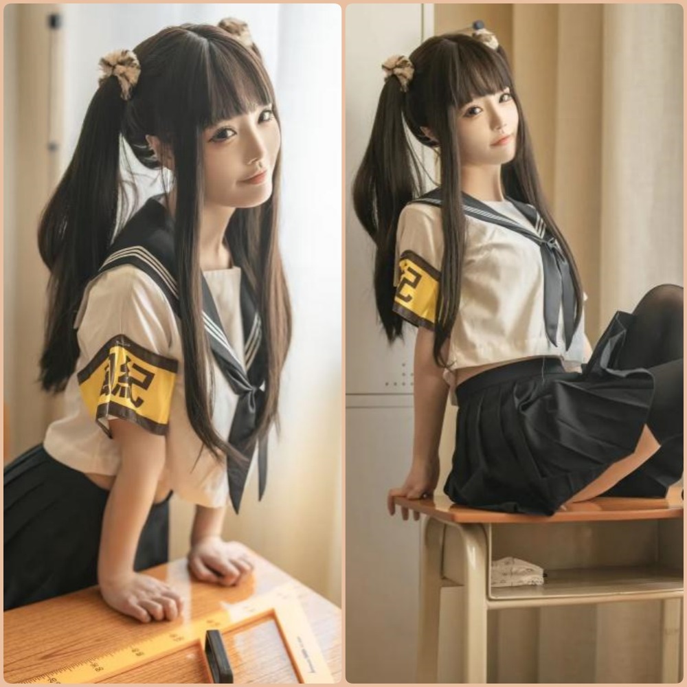 桃良阿宅身着紧身胶衣COS服，手持道具，眼神冷艳而迷人