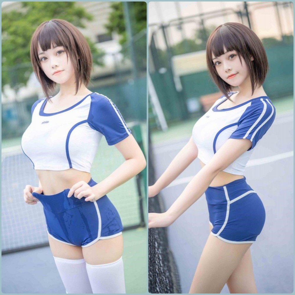 蜜汁猫裘日常私房写真，身穿白色蕾丝睡衣，慵懒地躺在沙发上，光影柔和