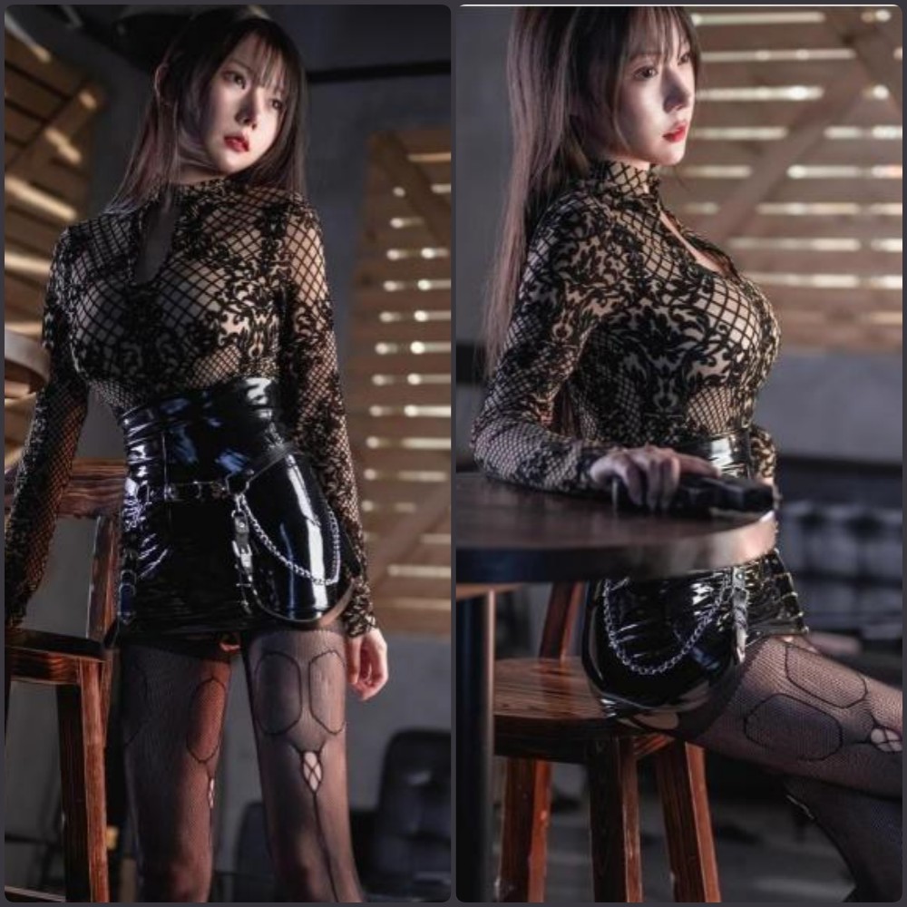 香草喵露露Cosplay成黑丝战斗女仆，手持道具枪械，姿势帅气又不失性感，在废墟风格的背景中回眸。